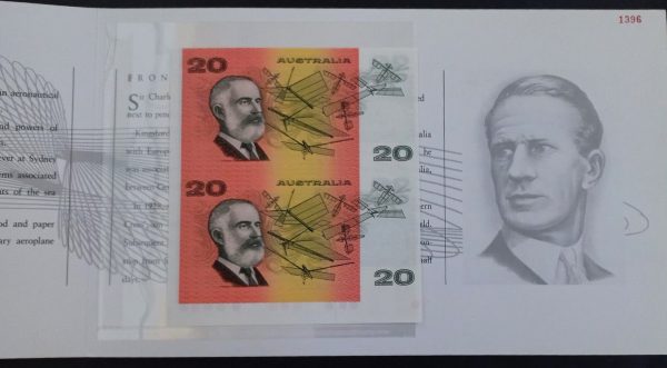 1993 NPA Australia $20 Uncut Vertical Pair Gold Serials & Folder Rare Banknotes - Image 5