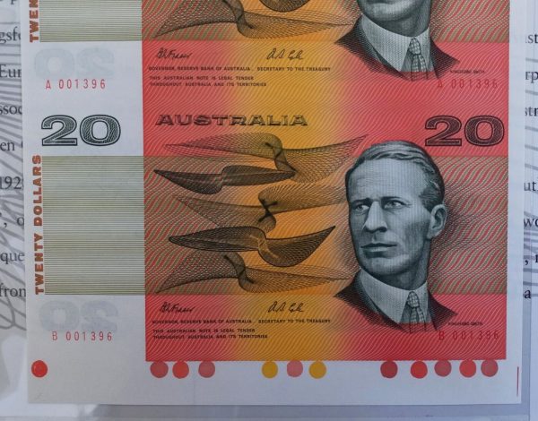 1993 NPA Australia $20 Uncut Vertical Pair Gold Serials & Folder Rare Banknotes - Image 3